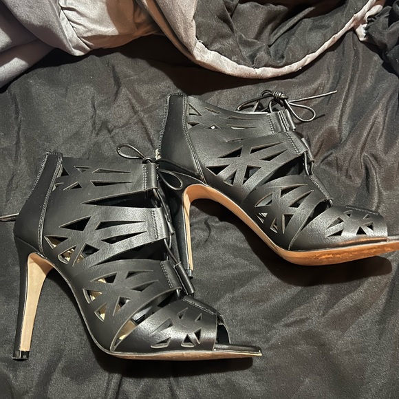 Black strappy heels - Picture 2 of 3